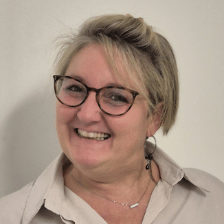 Alexandra bénévole foire exposition de la chapelle des marais - luckycom mathilde boudet site web