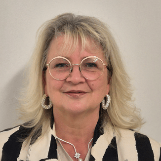 isabelle bénévole foire exposition de la chapelle des marais - luckycom mathilde boudet site web